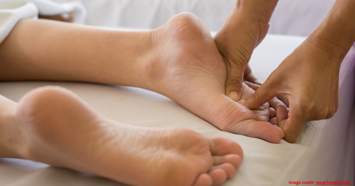 पैरों का दर्द का कारण, विटामिन K की कमी के लक्षण, हरी सब्जियों के फायदे, विटामिन K से हड्डियां मजबूत, भारतीय भोजन में विटामिन K, मस्तिष्क स्वास्थ्य और विटामिन K, रक्तस्राव रोकने के उपाय, डाइट में पालक और मेथी, विटामिन K सप्लीमेंट्स, स्वस्थ हड्डियां के लिए टिप्स, Causes of foot pain, Symptoms of vitamin K deficiency, Benefits of green vegetables, Strong bones with vitamin K, Vitamin K in Indian food, Brain health and vitamin K, Remedies to stop bleeding, Spinach and fenugreek in diet, Vitamin K supplements, Tips for healthy bones, pairon ka dard vitamin k kami,Foot Pain and Vitamin K